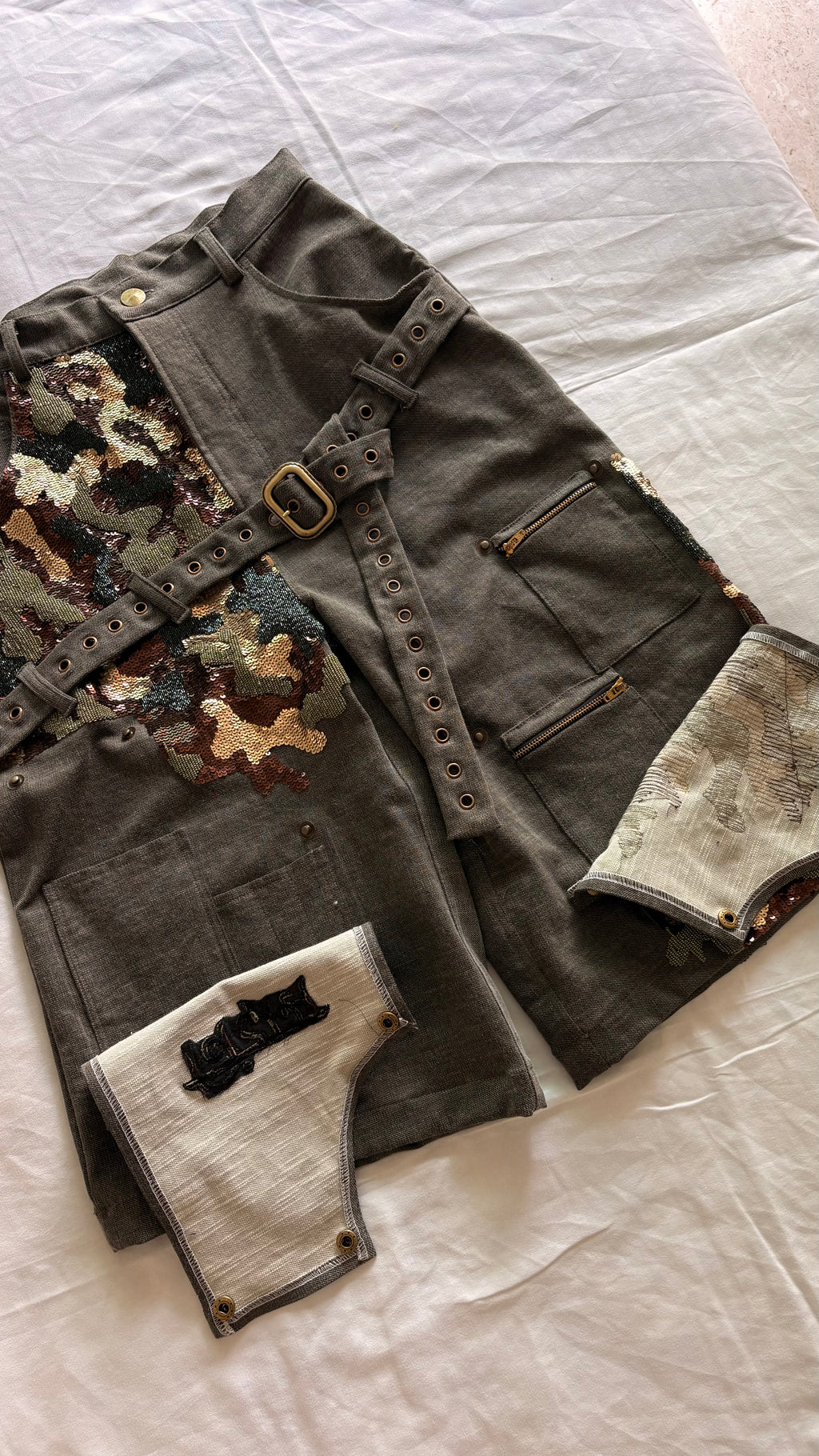 बिंदास camo aari jorts